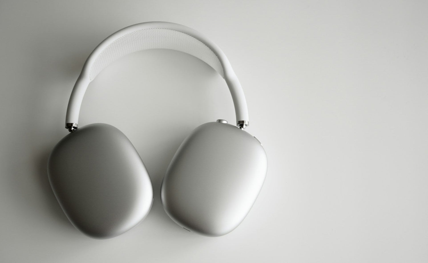 White airpods max